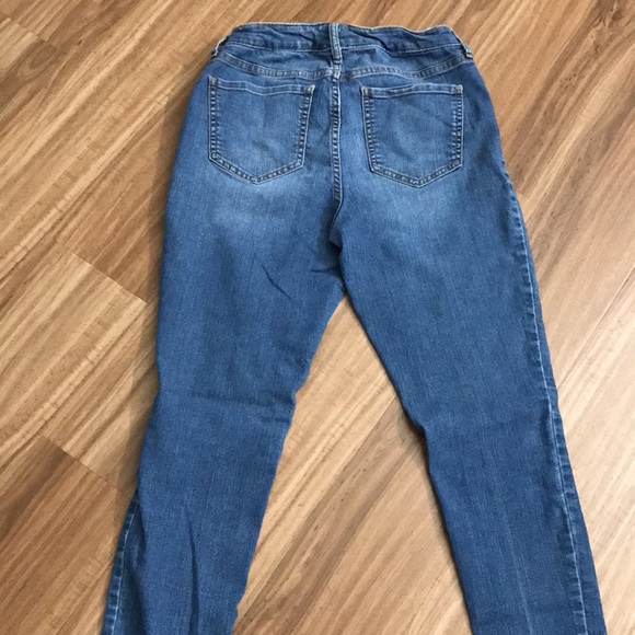 There are 3 items the price only for 2 jeans denim the short pants will free - Picture 7 of 7